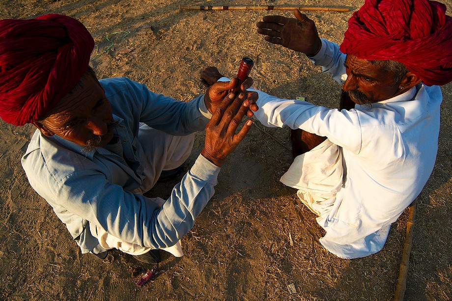Popołudniowy sztach gandzią (Pushkar Camel Fair)